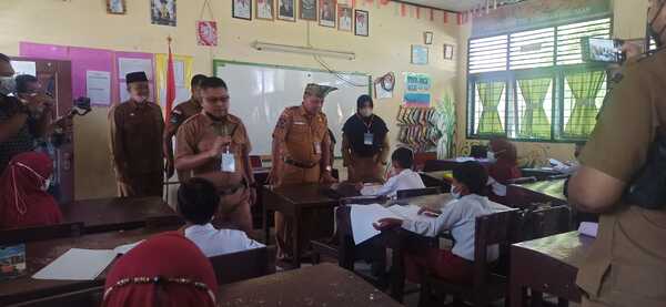 Kadisdikbud Pelalawan, Abu Bakar, tinjau pelaksanaan ujian sekolah. 